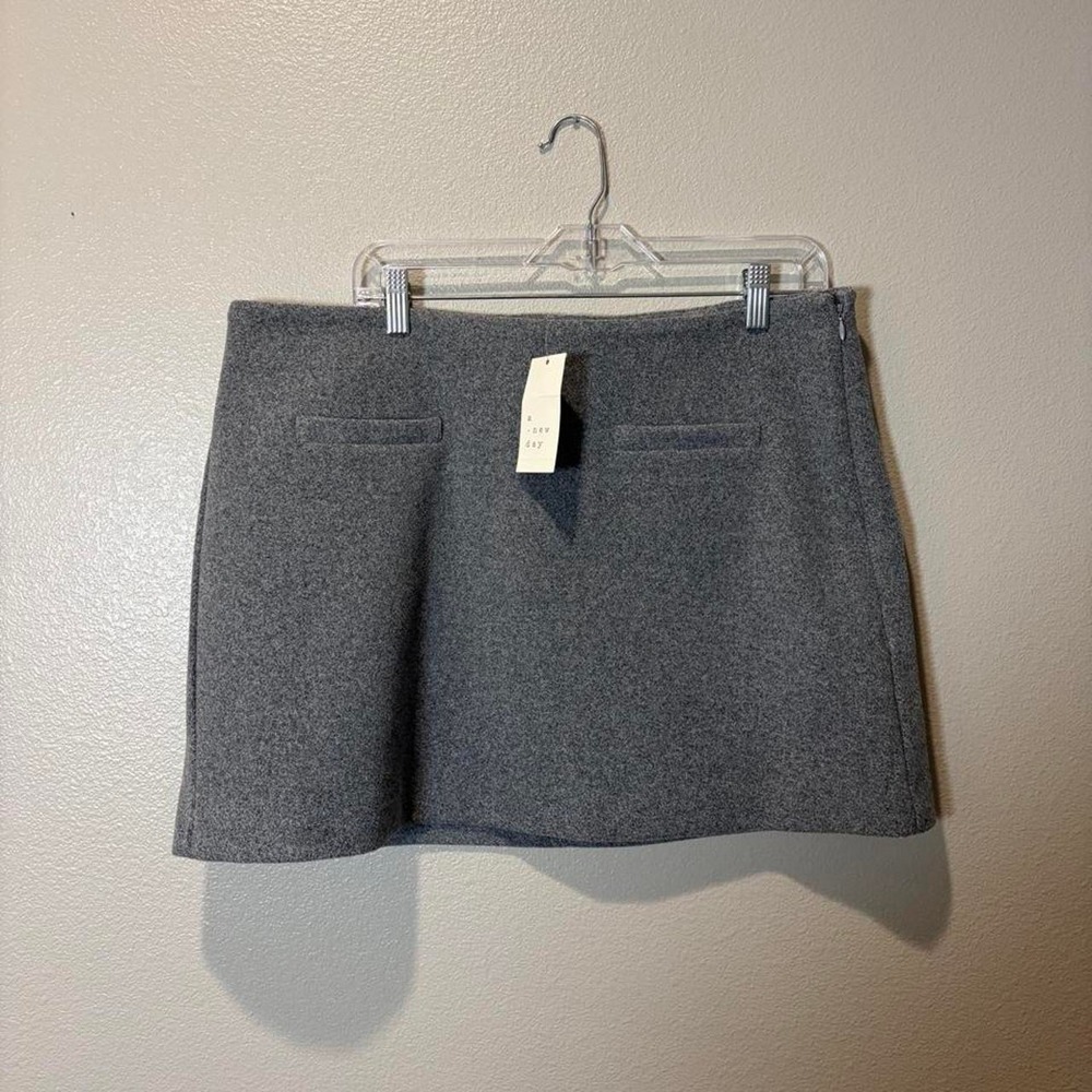 Gray mini skirt with faux pockets, size 14. Brand new with tags.
